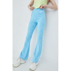 Juicy Couture spodnie damskie. Niebieskie spodnie materiałowe Juicy Couture, bez wzorów, z dzianiny, z podwyższonym stanem. W wyprzedaży za 289.99 zł.