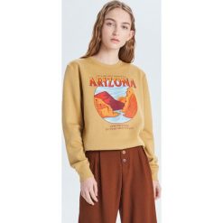 Bluza z nadrukiem - Beżowy. Brązowe bluzy Cropp, l, bez wzorów, bez ramiączek, bez kaptura. Za 99.99 zł.