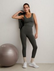 Damskie legginsy z wysokim stanem, squat proof, dla niskich Sense zielone. Zielone legginsy AIM'N, bez wzorów, z elastanu, krótkie. Za 297.00 zł.