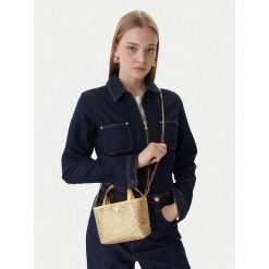 Torebka Guess. Żółte kopertówki Guess, z aplikacjami, wizytowe, bez dodatków. Za 659.99 zł.