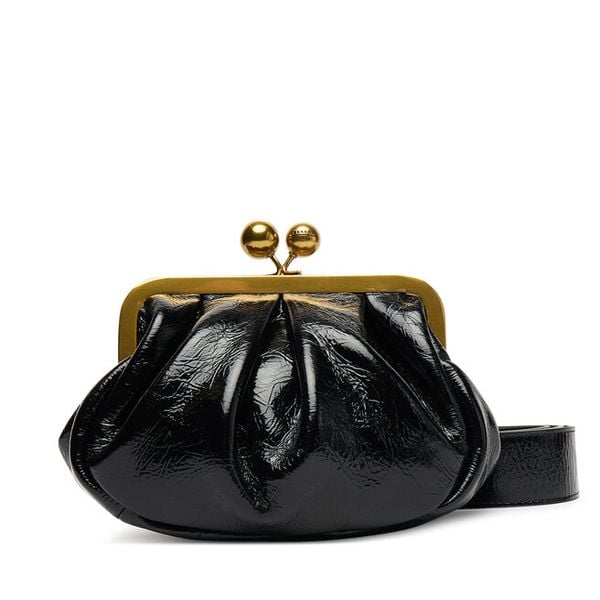 Torebka Weekend Max Mara. Czarne listonoszki Weekend Max Mara, bez wzorów, bez dodatków. Za 1,549.00 zł.