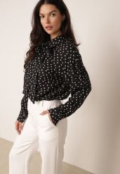 Czarna Zwiewna Koszula z Wiskozy w Groszki z Kokardką pod Szyją Semone. Czarne koszule Born2be, l, bez wzorów, z jeansu, eleganckie, bez kołnierzyka, bez ramiączek. Za 119.99 zł.