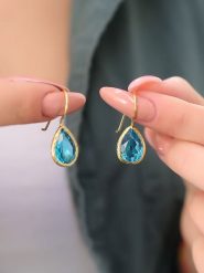 Pierres delicates Pozłacane kolczyki z tygrysim okiem rozmiar: onesize. Niebieskie kolczyki Pierres delicates, pozłacane. Za 39.99 zł.