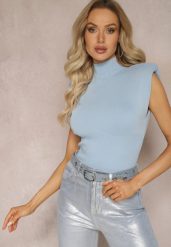 Jasnoniebieska Bluzka ze Stójką z Usztywnionymi Ramionami i Szerokim Ściągaczem Aswara. Niebieskie bluzki Renee, bez wzorów, z jeansu, eleganckie, bez kołnierzyka, bez ramiączek. W wyprzedaży za 39.99 zł.