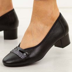 Czarne czółenka damskie na obcasie Potocki 12792. Czarne czółenka POTOCKI, na jesień, w ażurowe wzory, z materiału, biznesowe, z okrągłym noskiem, bez obcasa, na obcasie, bez zapięcia. Za 189.00 zł.