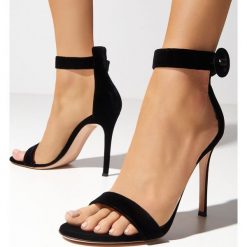 GIANVITO ROSSI - Sandały Portofino z weluru czarne. Czarne sandały GIANVITO ROSSI, bez wzorów, z weluru, eleganckie, bez obcasa, na obcasie, bez zapięcia. W wyprzedaży za 1,550.00 zł.