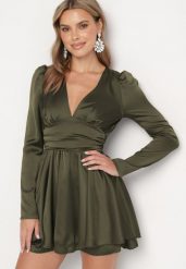 Zielona Satynowa Sukienka Mini z Głębokim Dekoltem i Wiązaniem z Tyłu Liadan. Zielone sukienki Born2be, na imprezę, m, bez wzorów, z satyny, eleganckie, bez kołnierzyka, bez ramiączek, mini. W wyprzedaży za 84.99 zł.