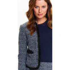 KRÓTKI ŻAKIET Z TKANINY BUCKLE. Niebieskie marynarki i żakiety TOP SECRET, bez wzorów, z tkaniny, klasyczne, bez ramiączek. W wyprzedaży za 89.99 zł.