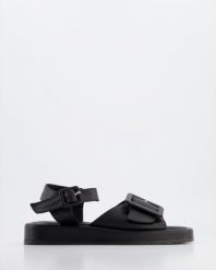SKÓRZANE SANDAŁY 1126471 BLACK. Czarne sandały Venezia, bez wzorów, ze skóry, bez obcasa, bez zapięcia. Za 199.00 zł.