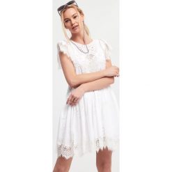 Sukienka TWINSET. Białe sukienki Twinset Milano, bez wzorów, z koronki, bez kołnierzyka, bez ramiączek, mini, rozkloszowane. W wyprzedaży za 1,111.20 zł.