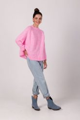 Sweter Oversize z Nietoperzowym Rękawem - Różowy. Czerwone swetry MOE, uniwersalny, bez wzorów, z materiału, bez ramiączek. Za 201.90 zł.