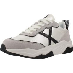 Tenisówki Munich Model Wave Kolor Biały. Białe trampki munich, bez wzorów, ze skóry, sportowe, bez zapięcia. Za 505.90 zł.