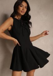 Czarna Sukienka Bez Rękawów o Rozkloszowanym Kroju Wiązana przy Dekolcie Hirkio. Czarne sukienki Renee, na imprezę, m, bez wzorów, eleganckie, bez kołnierzyka, bez ramiączek, mini, rozkloszowane. W wyprzedaży za 67.99 zł.