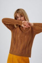 Sweter ze wzorem warkocza. Brązowe swetry MOODO, xs, bez wzorów, klasyczne, bez ramiączek. W wyprzedaży za 29.99 zł.