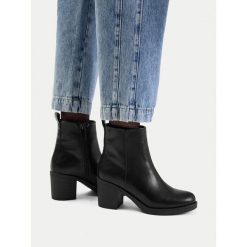 Botki JENNY. Czarne botki Jenny, bez wzorów, bez obcasa, na słupku, bez zapięcia. Za 149.99 zł.