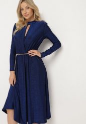 Granatowa Koktajlowa Sukienka z Metaliczną Nicią Mianella. Niebieskie sukienki Born2be, m, z aplikacjami, eleganckie, bez kołnierzyka, bez ramiączek, midi. W wyprzedaży za 125.99 zł.