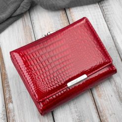 Portfel damski skórzany mały elegancki czerwony lakierowany croco SP-23-CRD. Czerwone portfele bez wzorów, z lakierowanej skóry. Za 94.00 zł.