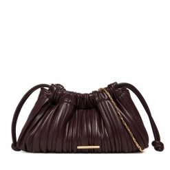 Torebka Calvin Klein. Czerwone listonoszki Calvin Klein, bez wzorów, bez dodatków. Za 369.99 zł.