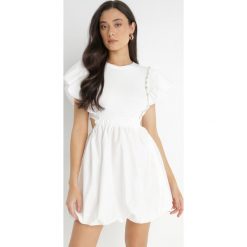 Biała Sukienka Altheia. Białe sukienki Born2be, m, z aplikacjami, z bawełny, klasyczne, bez kołnierzyka, bez ramiączek, mini, bombki. Za 159.99 zł.