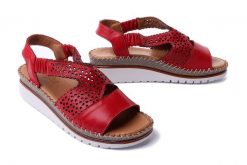 MANITU 910213-04 rot, sandały damskie. Czerwone sandały Manitu, w ażurowe wzory, ze skóry, bez obcasa, na koturnie, bez zapięcia. Za 284.90 zł.