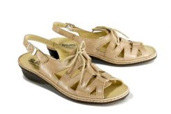 SUAVE 711040-8 sandy, sandały damskie. Brązowe sandały Suave, bez wzorów, z gumy, bez obcasa, na koturnie, bez zapięcia. Za 379.90 zł.