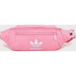 Adidas Originals nerka kolor różowy. Czerwone nerki i saszetki adidas Originals, bez wzorów, z materiału, z nadrukiem, bez dodatków. W wyprzedaży za 99.99 zł.