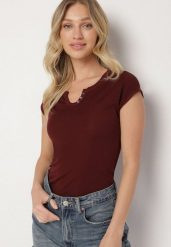 Bordowy T-shirt o Dopasowanym Kroju z Wycięciem i Guzikami przy Dekolcie Ballirea. Czerwone t-shirty Born2be, m, bez wzorów, z materiału, klasyczne, bez kołnierzyka, bez ramiączek. W wyprzedaży za 46.74 zł.