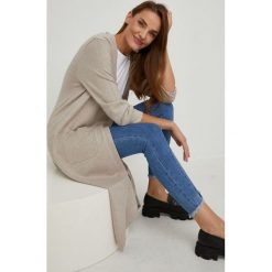 Answear Lab kardigan damski kolor beżowy. Brązowe swetry Answear Lab, m, bez wzorów, z dzianiny, bez ramiączek. Za 289.99 zł.
