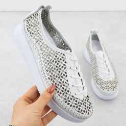 Skórzane półbuty damskie ażurowe na platformie białe T.Sokolski 0714. Białe półbuty wsuwane T.Sokolski, w ażurowe wzory, ze skóry, eleganckie, bez obcasa, na platformie. Za 219.99 zł.