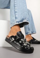 Czarne Rockowe Klapki Mule Zdobione Klamrami i Biżuteryjnymi Aplikacjami Tidanoriel. Czarne klapki Renee, z aplikacjami, z jeansu, eleganckie, bez obcasa, na płaskiej podeszwie, bez zapięcia. Za 59.99 zł.