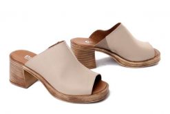 Artiker Relaks 58C3109 beżowy, klapki damskie. Brązowe klapki Artiker Relaks, bez wzorów, bez obcasa, bez zapięcia. Za 229.90 zł.
