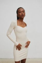 Sukienka dopasowana z dekoltem w kształcie serca WHITE SAND - FUSION-XS/S. Brązowe sukienki Marsala, na imprezę, s, bez wzorów, z bawełny, bez kołnierzyka, bez ramiączek, mini, bodycon. W wyprzedaży za 49.98 zł.