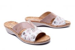 SUAVE 700045-08 beige, klapki damskie. Brązowe klapki Suave, bez wzorów, ze skóry, bez obcasa, na koturnie, bez zapięcia. Za 299.90 zł.