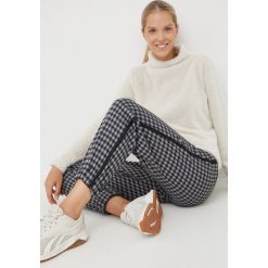 Deha sweter damski kolor beżowy lekki z półgolfem. Brązowe swetry Deha, l, bez wzorów, z dzianiny, bez ramiączek. Za 399.99 zł.