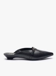 Czarne mule z paskiem na miniobcasie. Czarne czółenka Ryłko, bez wzorów, ze skóry, eleganckie, bez obcasa, na obcasie, bez zapięcia. Za 379.99 zł.