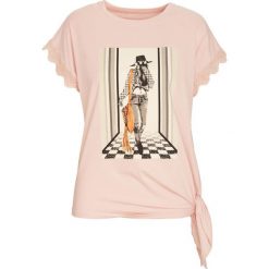 Jasnoróżowy T-shirt Hear Me. Koszule marki Born2be. Za 59.99 zł.