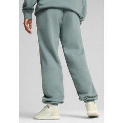 Spodnie dresowe unisex Essentials Elevated PUMA Green Moon. Zielone spodnie dresowe Puma, bez wzorów, z dresówki. Za 219.00 zł.