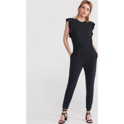 Kombinezon z odkrytymi plecami - Szary. Szare kombinezony Reserved, l, bez wzorów, bez kołnierzyka, bez ramiączek. Za 159.99 zł.