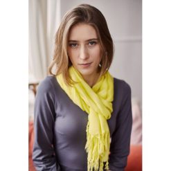 Szal wiskozowy Capri ONE SIZE żółty. Szaliki i kominy marki Marie Zélie. Za 127.00 zł.