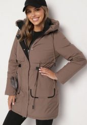 Brązowa Kurtka Parka z Kapturem i Ozdobną Zawieszką Ściągana w Pasie Zerilie. Brązowe kurtki Born2be, l, bez wzorów, z jeansu, eleganckie, z kapturem. W wyprzedaży za 297.49 zł.