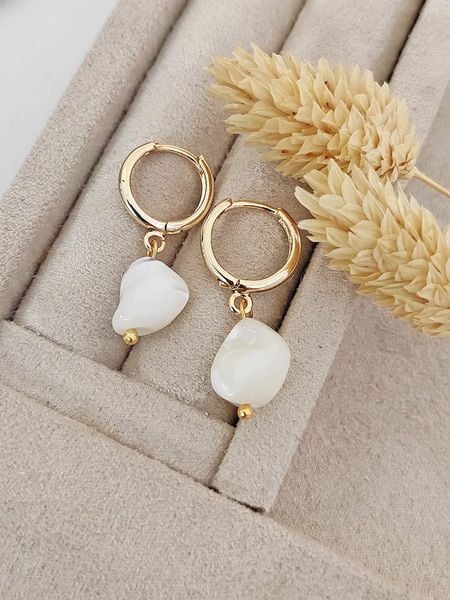 Luja Bijoux Pozłacane kolczyki-kreole z masą perłową rozmiar: onesize. Białe kolczyki Luja Bijoux, z perłą, pozłacane. Za 52.55 zł.