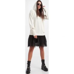 Sukienka TWINSET U&B. Czarne sukienki Twinset U&B, xs, z aplikacjami, z koronki, bez kołnierzyka, bez ramiączek. W wyprzedaży za 631.20 zł.