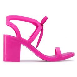 Sandały Melissa. Czerwone sandały Melissa, bez wzorów, bez obcasa, na słupku, bez zapięcia. Za 419.99 zł.