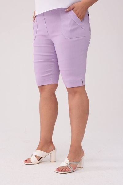 Komfortowe lawendowe spodnie bermudy PLUS SIZE XXL OVERSIZE. Fioletowe spódnice Nasi partnerzy, plus size, bez wzorów, z elastanu, mini, oversize. W wyprzedaży za 85.90 zł.