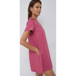 Sisley sukienka lniana kolor fioletowy mini prosta. Fioletowe sukienki Sisley, na co dzień, bez wzorów, z tkaniny, bez kołnierzyka, bez ramiączek, mini, proste. Za 359.99 zł.