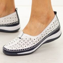 Białe ażurowe skórzane półbuty damskie Cambell 40336. Białe półbuty wsuwane Cambell, na lato, w ażurowe wzory, z jeansu, biznesowe, z okrągłym noskiem, bez obcasa. Za 179.00 zł.