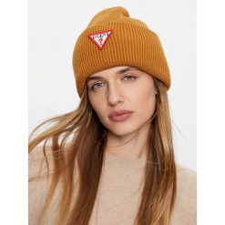 Czapka Guess. Brązowe czapki zimowe Guess, z aplikacjami. Za 229.99 zł.