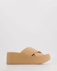 SKÓRZANE KLAPKI 03-999 BEIGE. Brązowe klapki Venezia, bez wzorów, ze skóry, bez obcasa, bez zapięcia. Za 239.00 zł.