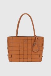 GUESS Brązowa shopperka damska Maylee. Brązowe torebki klasyczne Guess, z aplikacjami, ze skóry ekologicznej, bez dodatków. W wyprzedaży za 559.99 zł.