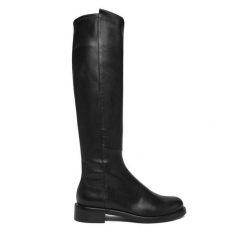 Kozaki Stuart Weitzman. Czarne kozaki Stuart Weitzman, bez wzorów, bez obcasa, na płaskiej podeszwie, bez zapięcia. Za 3,669.00 zł.